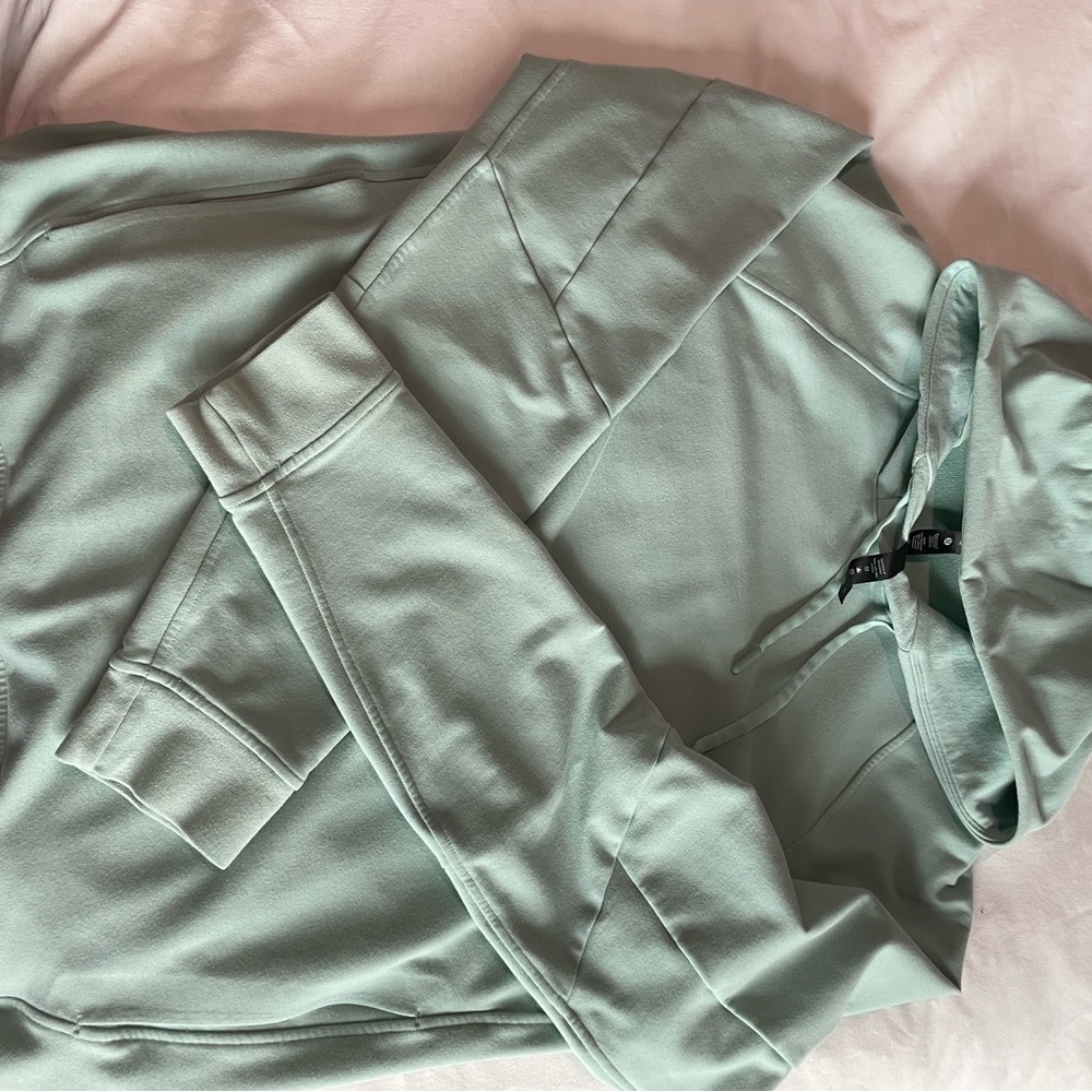 Men’s Lululemon sweatshirt